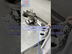 Alimentação de recipientes vibratórios que transportam peças pequenas