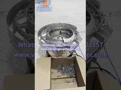 Como é que o alimentador vibratório transporta os clips de fixação?